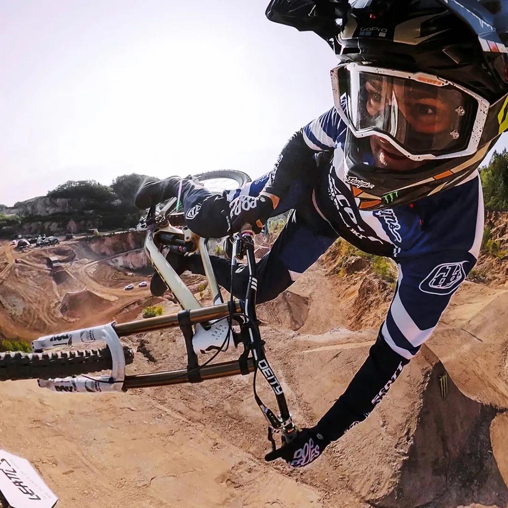 Fixation frontale et latérale pour casque